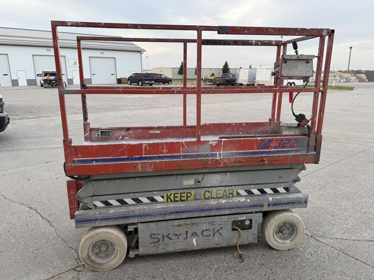 #2147-•-1996-skyjack-sj-3220-scissor-lift-image-6