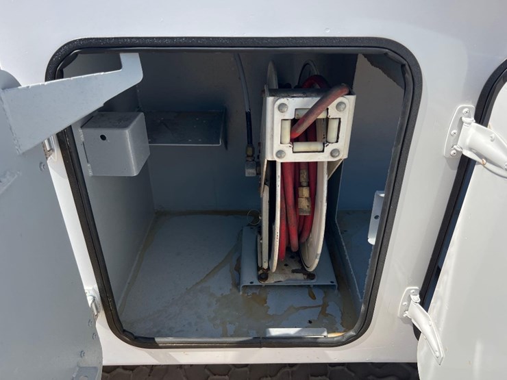 2012-peterbilt-pb348-fuel-&-lube-truck-image-16