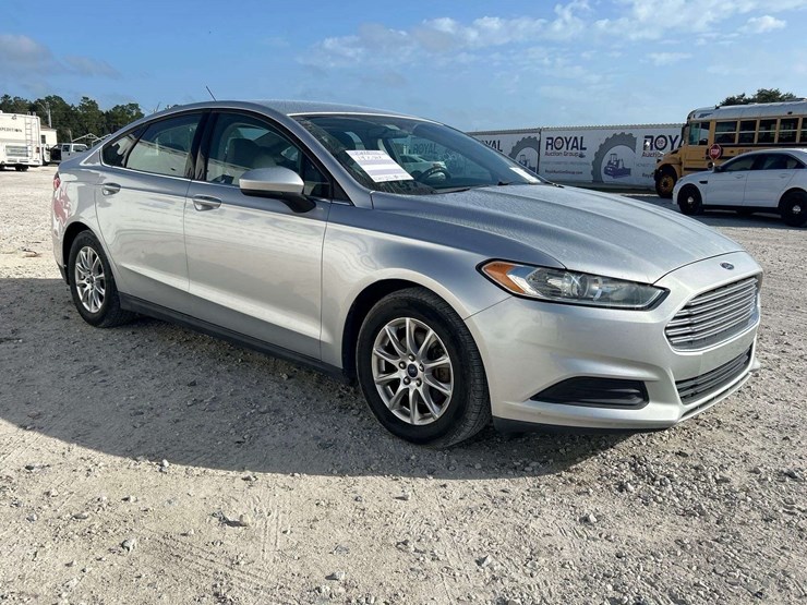 2015-ford-fusion-s-sedan-image-2