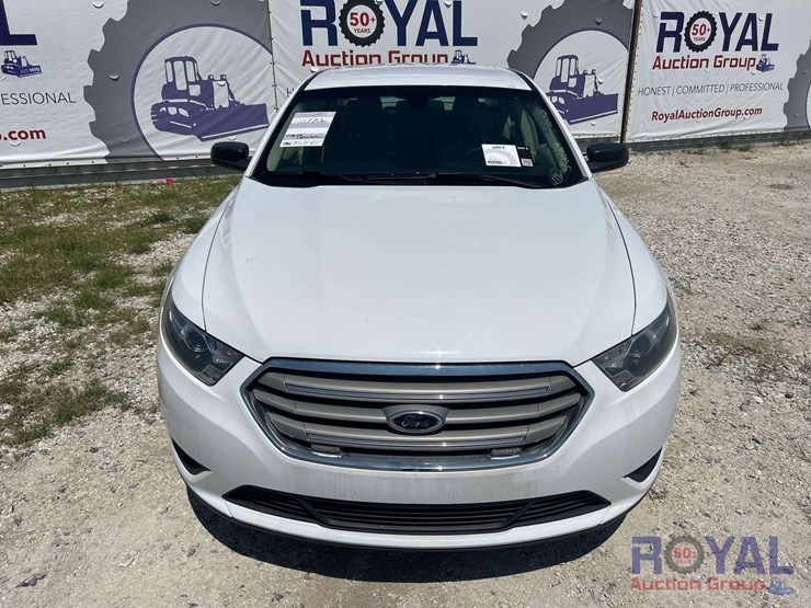 2015-ford-taurus-se-sedan-image-19