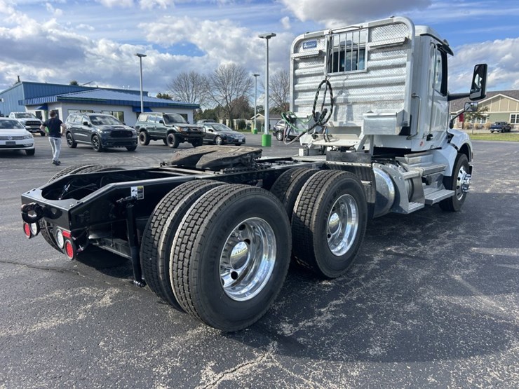 #1672-•-2024-peterbilt-day-cab-truck-tractor-image-5