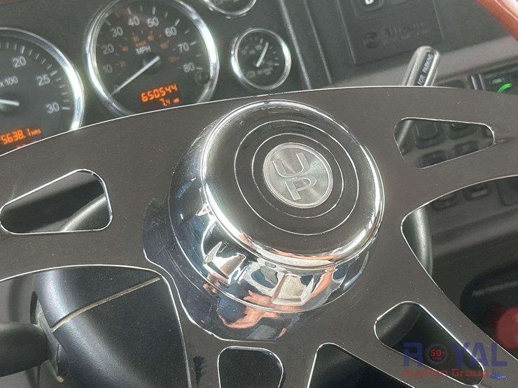 2014-peterbilt-384-image-27