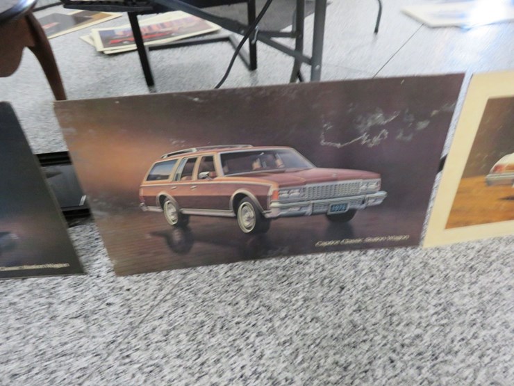 1981-1984-chevrolet-squarebody-pickup-litho-dealership-display-pictures-image-4