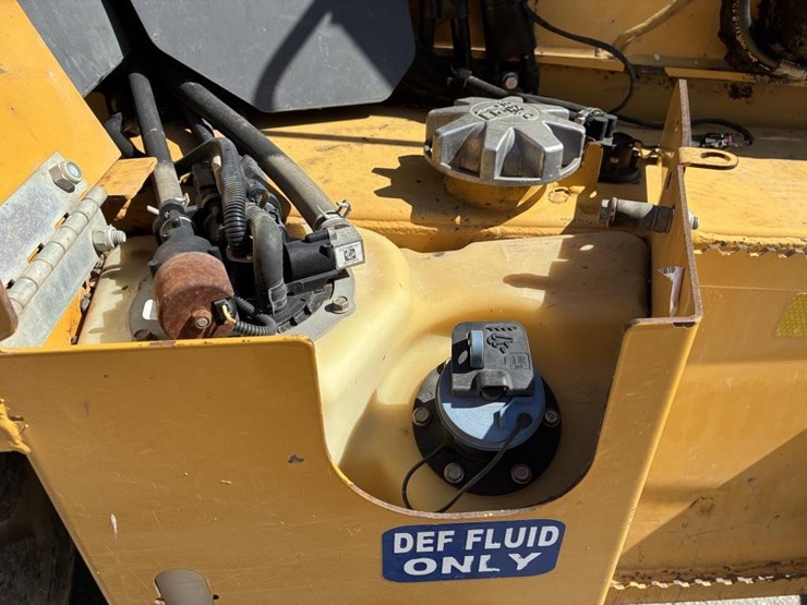 2015-deere-210l-image-12