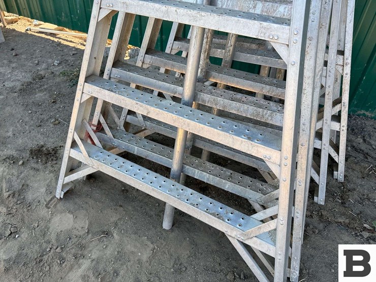 8'-aluminum-orchard-ladders-image-5