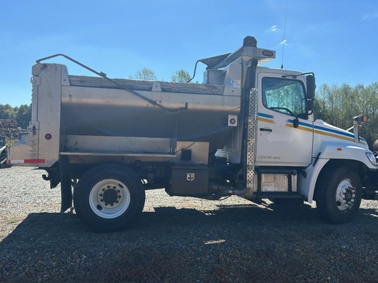 #1963-•-2010-dump-&-spreader-truck*-image-6