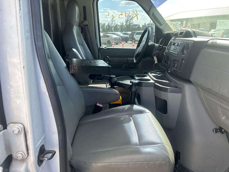 2013-ford-e-350-cargo-van-image-18
