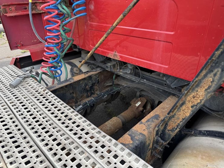 #1097-•-2006-volvo-ve-d12-sleeper-cab-truck-tractor-image-31