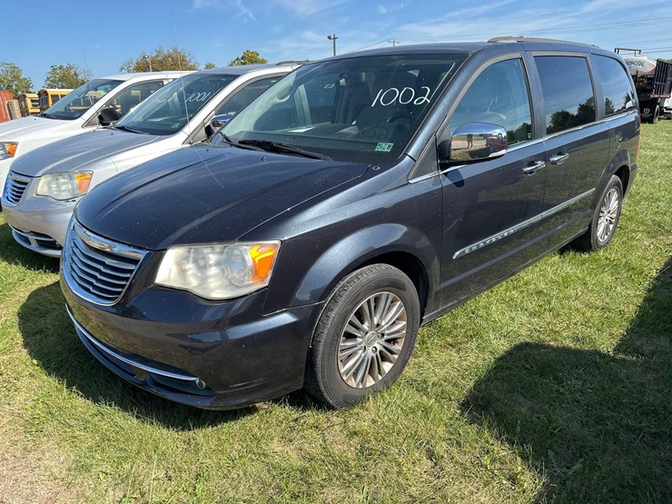 2014-chrysler-town-and-country-image-1