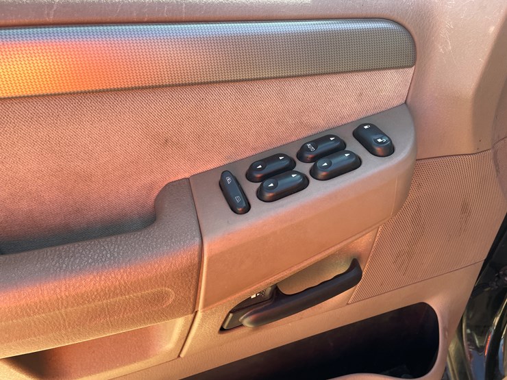 2004-ford-explorer-image-34