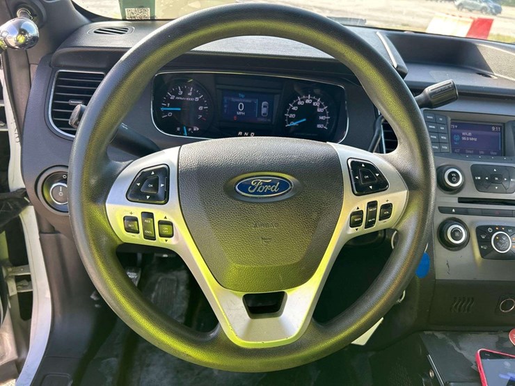 2015-ford-taurus-awd-sedan-image-13
