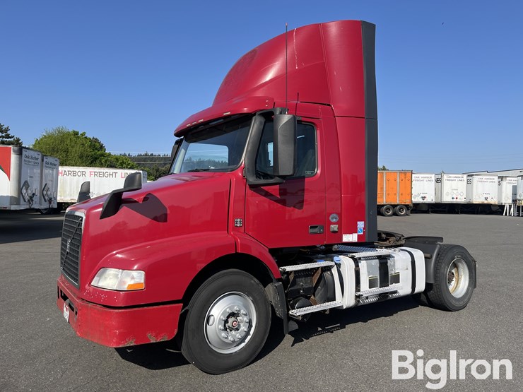 2016-volvo-truck-tractor-image-1