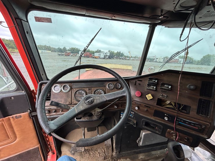 1995-freightliner-fld120-image-14