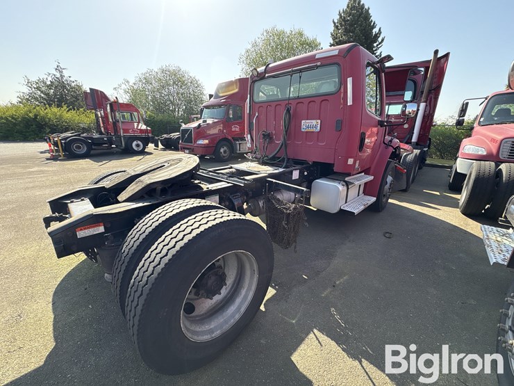 2004-freightliner-m2106-truck-tractor-image-5