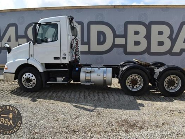 2015-volvo-vnm64t200-image-54