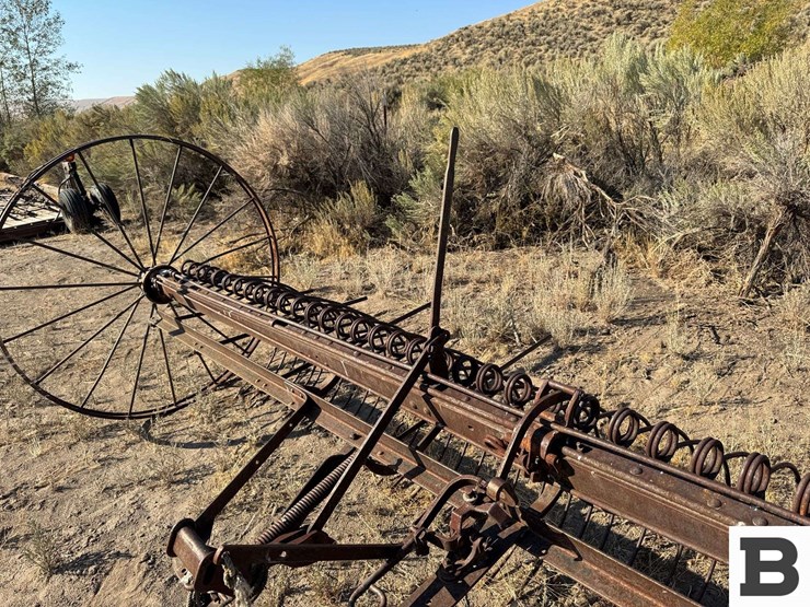 antique-hay-rake-image-12