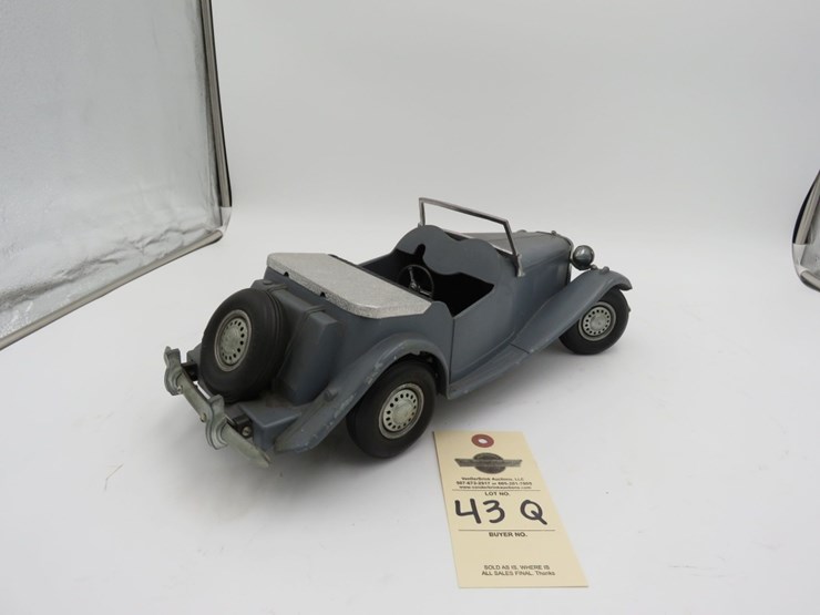 1950's-doepke-model-toys-mg-sports-car-toy-image-4