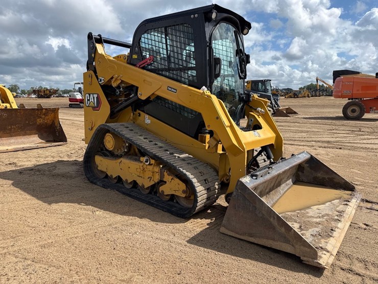 2023-caterpillar-259d3-image-4
