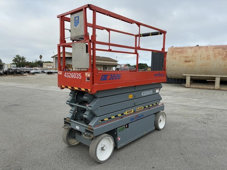 skyjack-sj-3226-scissor-lift-image-1