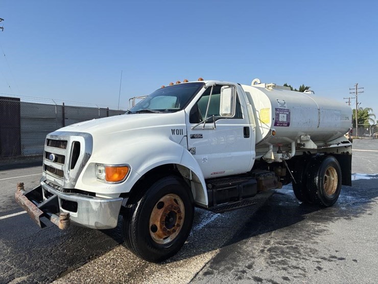 2010-ford-f650-image-1