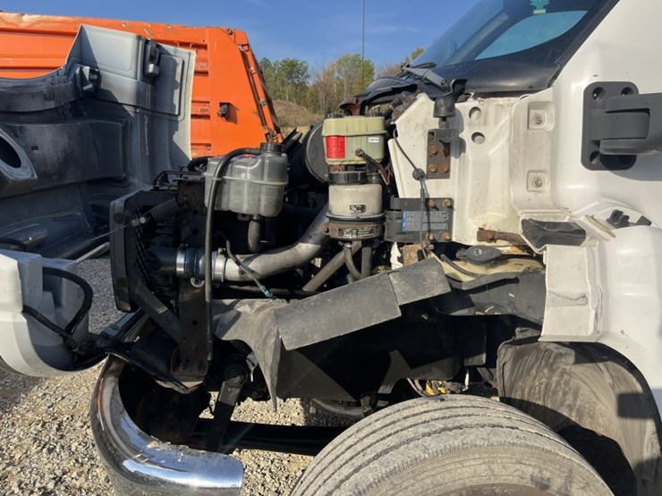 2005-gmc-5500-image-33