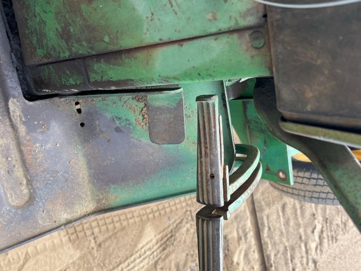 john-deere-3020-image-29