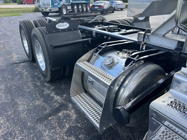 #1672-•-2024-peterbilt-day-cab-truck-tractor-image-23