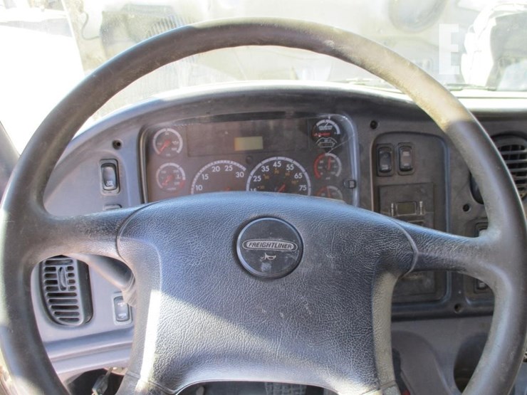 2012-freightliner-business-class-m2-106-image-12
