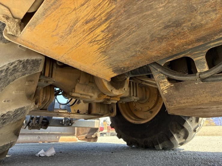 2015-deere-210l-image-11