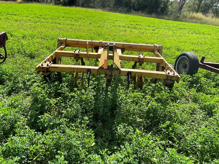 #4437-•-landoll-(7)-tooth-chisel-plow-image-2