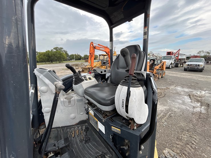 2017-deere-35g-image-16