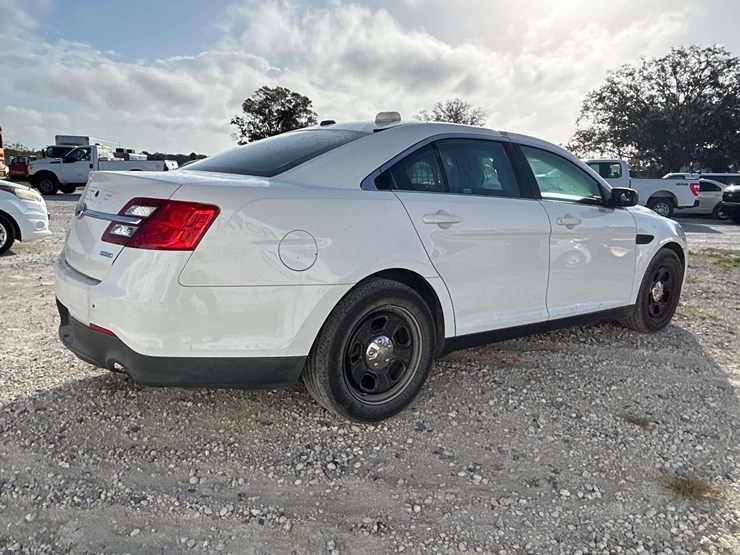2015-ford-taurus-awd-sedan-image-3