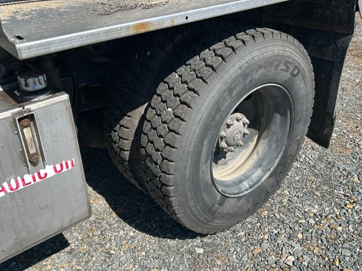 #1963-•-2010-dump-&-spreader-truck*-image-10
