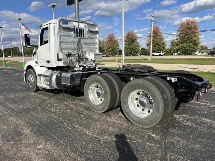 #1672-•-2024-peterbilt-day-cab-truck-tractor-image-3