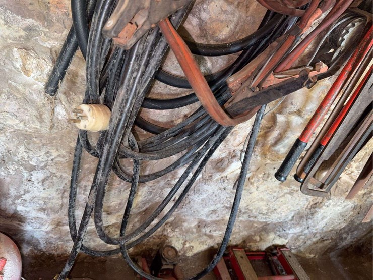 jumper-cables,-electrical-cords,-garden-hose-image-5