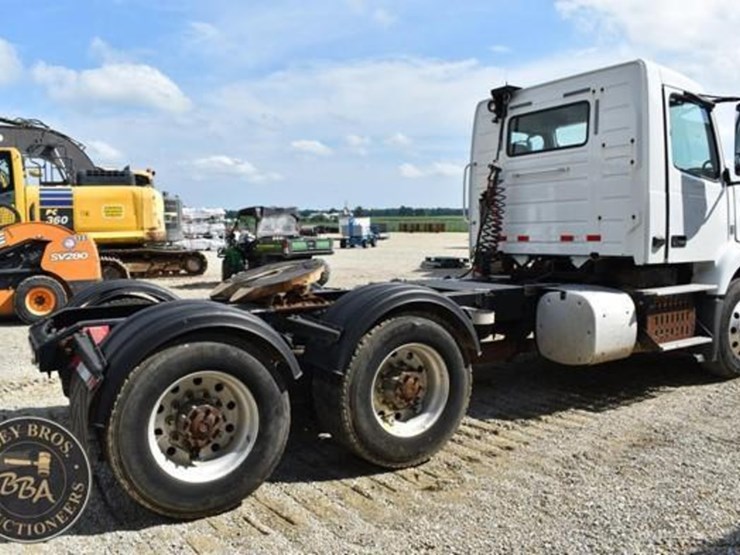 2015-volvo-vnm64t200-image-8