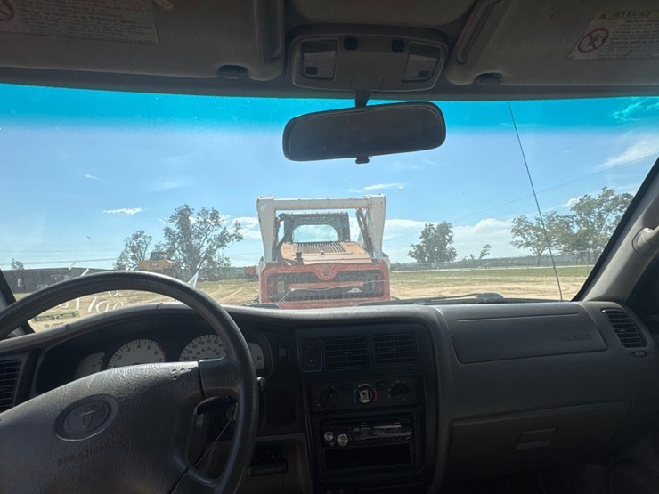 2001-toyota-tacoma-srs-truck-image-22