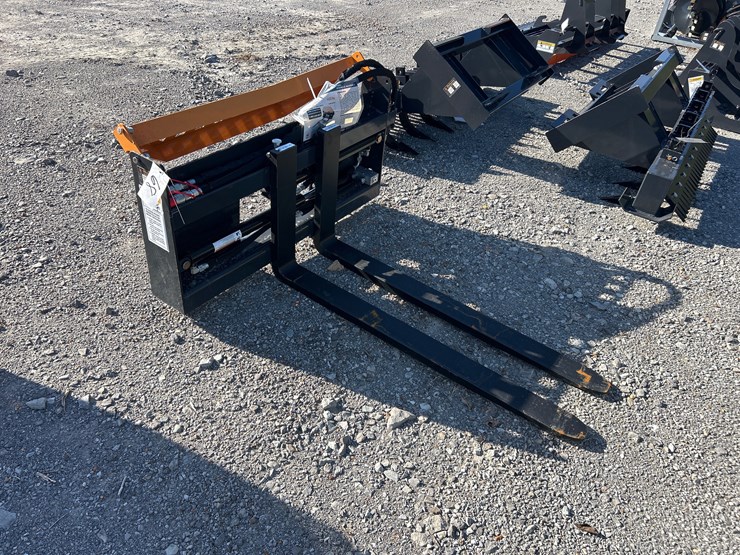 #68-•-48”-hydraulic-skid-steer-pallet-forks-image-1