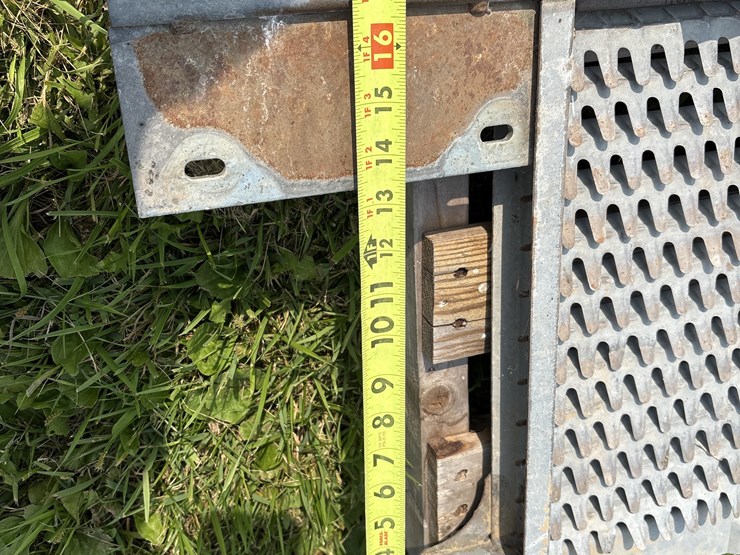 john-deere-9500-combine-top-chaffer/sieve-image-12