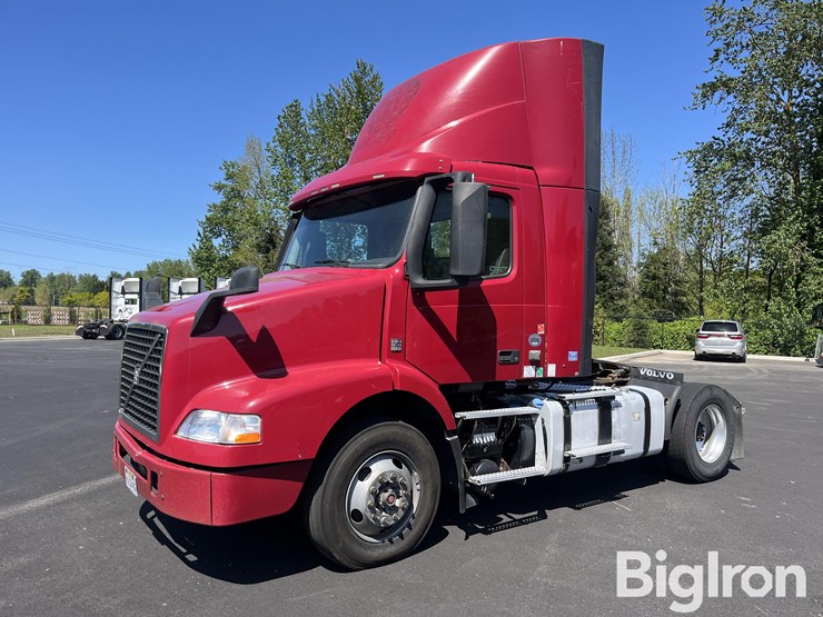 2016-volvo-vnm42t-truck-tractor-image-1