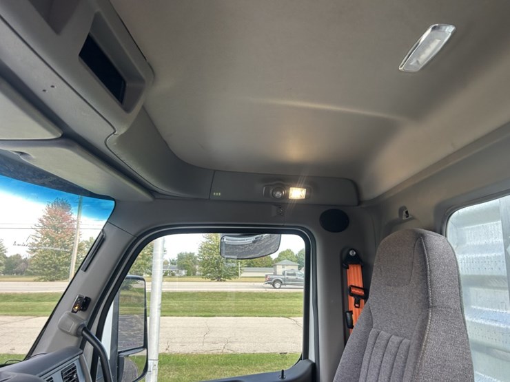 #1672-•-2024-peterbilt-day-cab-truck-tractor-image-30