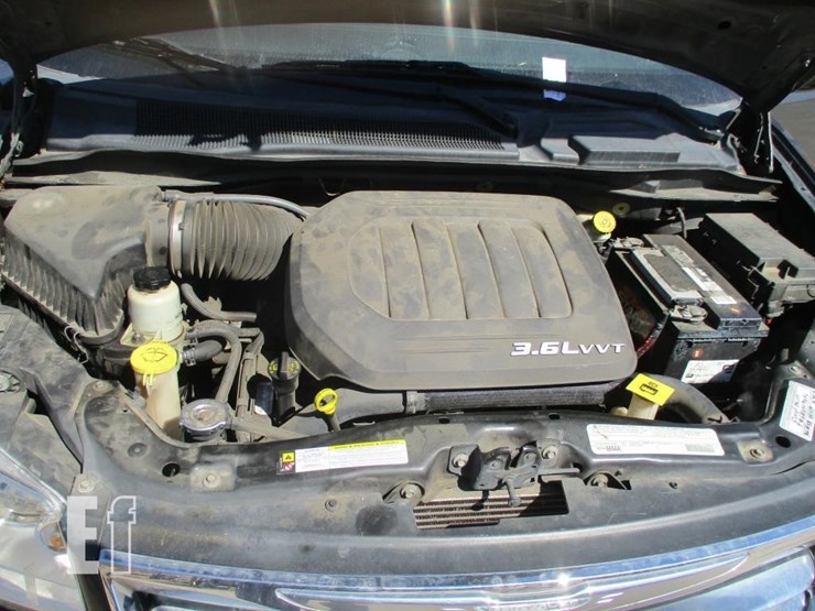 2012-chrysler-town-&-country-image-5