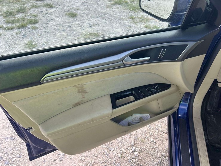 2014-ford-fusion-se-sedan-image-13