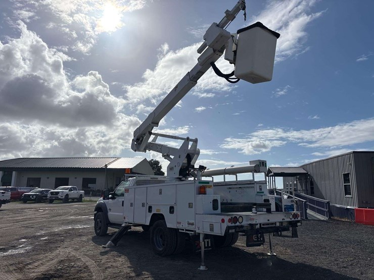 2015-ford-f-550-4x4-bucket-truck-image-5