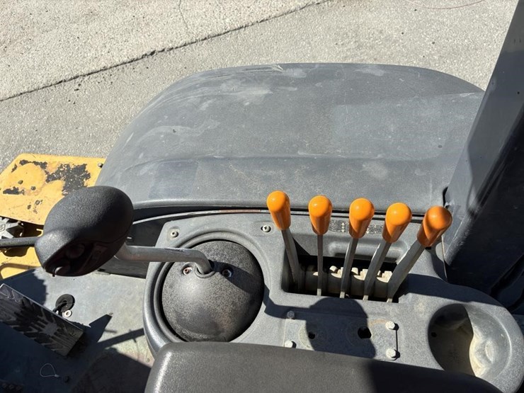 2015-deere-210l-image-19