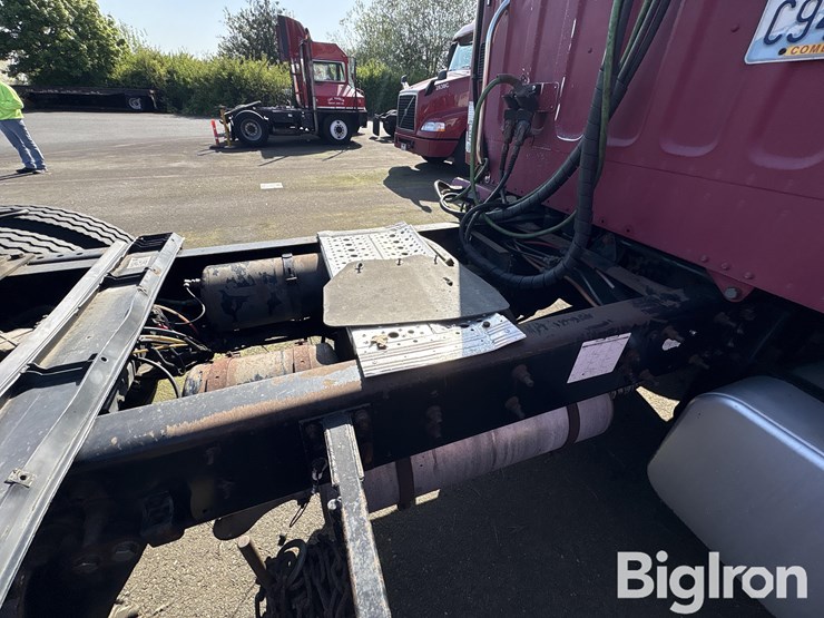 2004-freightliner-m2106-truck-tractor-image-16