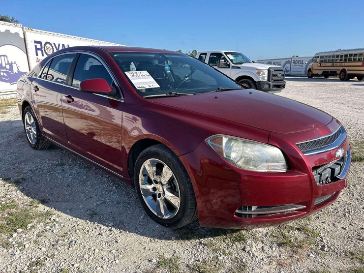 2011-chevrolet-malibu-2lt-sedan-image-2