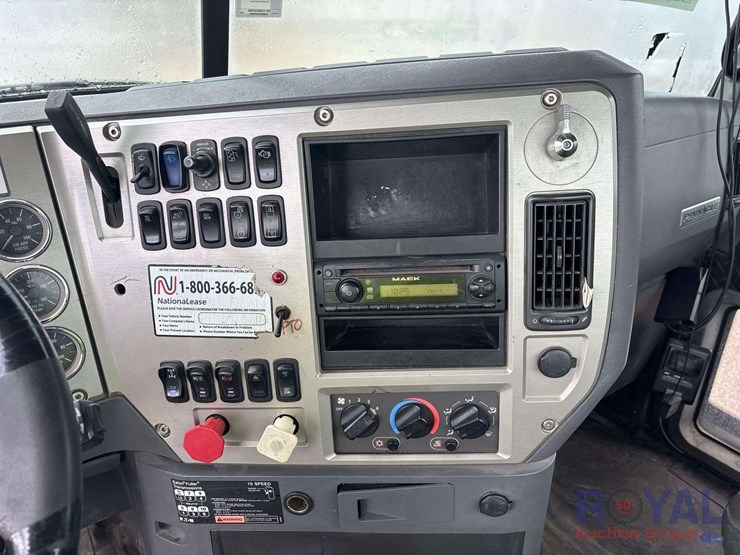 2012-mack-cxu613-day-cab-t/a-wet-kit-truck-tractor-image-28