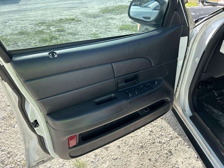 2011-ford-crown-victoria-sedan-image-11