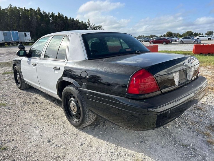 2011-ford-crown-victoria-sedan-image-4